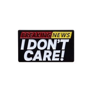 Spilla rettangolare in smalto con scritta Breaking News I Don't Care in grassetto