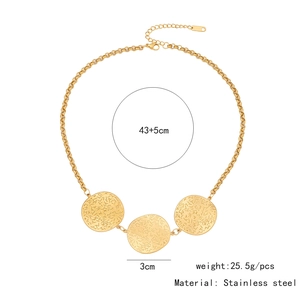 Detailed macro view showing the 43+5cm chain length and 3cm hammered texture pendant