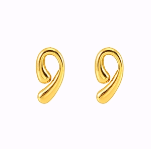 Macro di orecchini a goccia d'oro con finitura a specchio liscia e lucidata