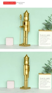 Détail d'un casse-noisette roi doré de 38cm avec couronne et sceptre sur socle en marbre