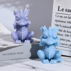 Detalle del molde de silicona de dragón con acabado mate suave en violeta y azul pastel