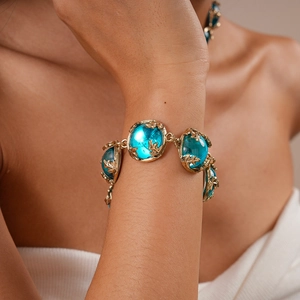 Vue détaillée d'un bracelet vintage doré avec une pierre précieuse en résine bleue