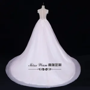 Détail macro du dos en dentelle transparente avec boutons élégants sur la robe de mariée