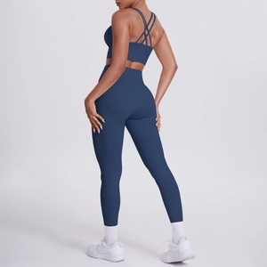 Vue arrière d'un ensemble de yoga bleu foncé avec bretelles croisées et legging taille haute