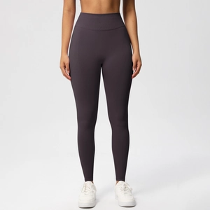 Detail der lila Yoga-Hose mit hohem Bund und nahtlosem Kompressionsgewebe