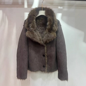 Veste en fausse fourrure marron pour femme avec large col et gros boutons