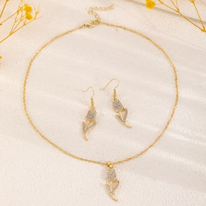 Dettaglio del set gioielli tulipano con collana dorata e orecchini con cristalli