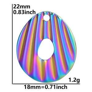 Pendentif géométrique ovale arc-en-ciel avec nervures verticales et détails de taille