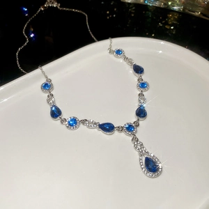 Detailansicht der silbernen Halskette mit blauen tropfenförmigen Zirkonia-Steinen