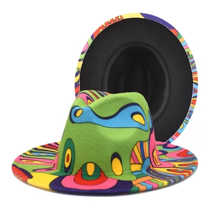 Vue détaillée du motif géométrique psychédélique et de la doublure du chapeau fedora