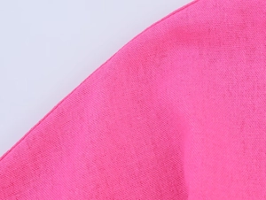 Vue macro de la texture du lin rose vif avec des détails sur la structure des fibres