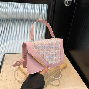 Sac bandoulière en tweed rose chic avec garniture dorée et poignée au design carré minimaliste