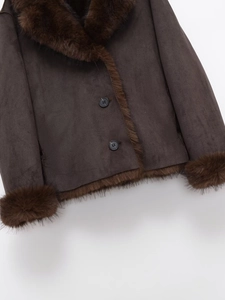 Detailansicht von Kunstfellkragen und Wildlederoptik bei dieser braunen Damen Winterjacke