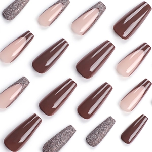 Faux ongles ballerine marron et nude avec French manucure et paillettes argentées