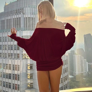 Détail de la robe bordeaux à épaules dénudées avec ourlet froncé et coupe moulante sexy