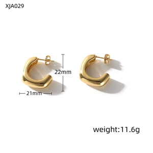 Detail of 18k gold C-shaped earrings showing dimensions 22mm x 21mm and weight 11.6g
