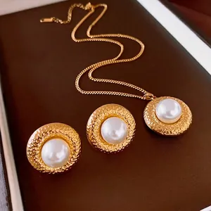 Vintage Gehämmertes Gold Edelstahl Halskette Und Ohrringe Mit Imitationsperle Rundem Anhänger Schmuck Für Damen