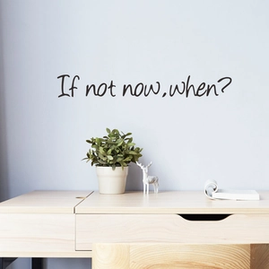 Inspirierendes Wandtattoo 'If not now, when?' auf blauer Wand über Holzschreibtisch-Deko
