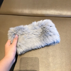 Nahaufnahme des weichen grauen Kaninchenfell-Stirnbands mit flauschiger Textur und Material