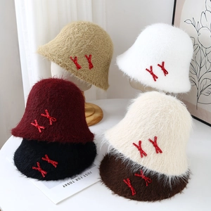 Detalle de sombreros de pelo sintético con dulces lazos rojos de lunares para invierno