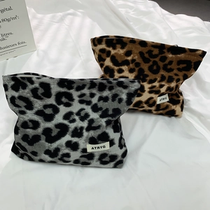 Draufsicht auf Kosmetiktaschen aus Cord mit Leopardenmuster in Grau und Braun