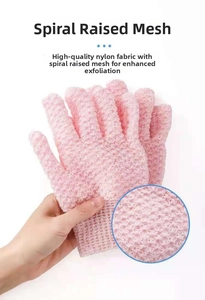 Detailaufnahme von rosa Peeling-Handschuh aus Nylon mit spiralförmiger Netzstruktur