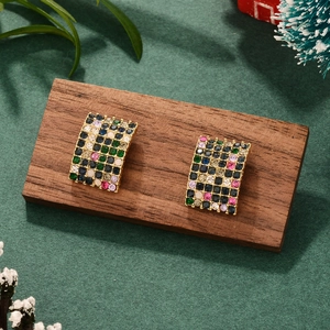Vue détaillée de boucles d'oreilles rectangulaires dorées avec strass colorés sur bois