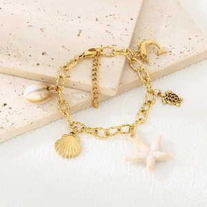 Vue détaillée du bracelet breloques océan en or 18k avec étoile de mer et coquillage