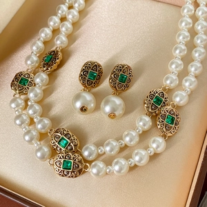 Dettaglio di set collana di perle a doppio strato e orecchini vintage in portagioie