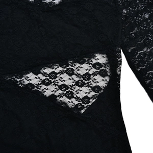 Gros plan détaillé montrant la texture délicate de la dentelle noire sur la robe