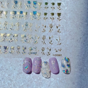 5D Goldene Nagelaufkleber mit holografischen Blumen und Lavendel-Maniküre-Display