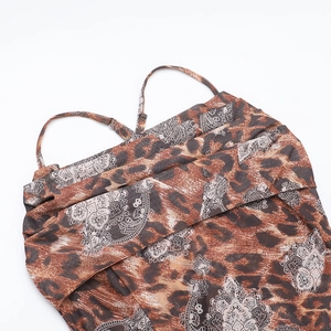 Vue détaillée d'une robe léopard et paisley avec de fines bretelles délicates