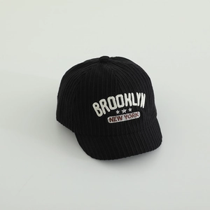 Nahaufnahme der schwarzen Cord-Struktur und Brooklyn New York Stickerei auf der Kappe