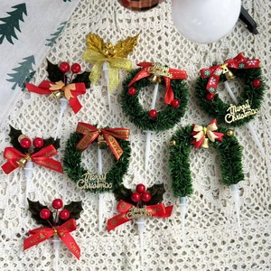 Huit décorations de gâteau de Noël avec feuilles de houx et nœuds sur tissu tricoté