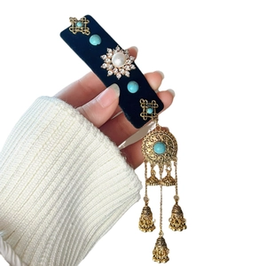 Pince à cheveux ethnique argentée avec glands perles turquoise et détail floral