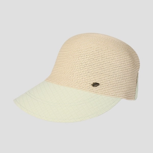 Detalle de sombrero de paja beige con ala texturizada verde menta y adorno de hoja de metal