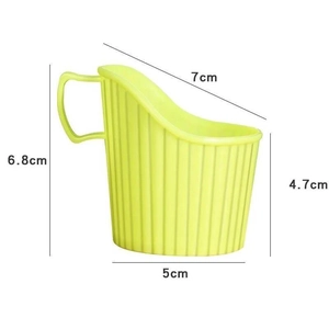 Porte-gobelet en plastique vert épais avec poignée et texture ondulée antidérapante