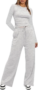 Dettaglio del set due pezzi in maglia grigia con top a maniche lunghe e pantaloni larghi