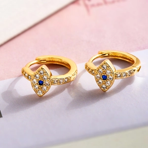 Luxuriöse vergoldete Evil Eye Ohrringe mit Zirkonia auf rosa Papierhintergrund