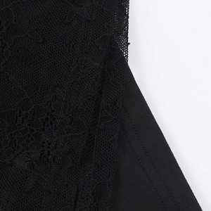 Gros plan sur la texture en dentelle florale noire et les détails de couture du haut