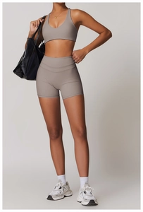 Détail de la brassière de sport taupe extensible avec short de yoga assorti à taille haute