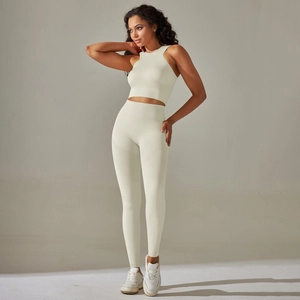 Detaillierte Strickrippenstruktur des cremeweißen Yoga-Sets mit Racerback-Sport-BH