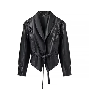 Détails d'une veste en similicuir noir pour femme avec ceinture et brides d'épaules