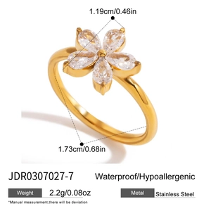 Dettaglio anello a fiore dorato in acciaio inossidabile con zircone bianco e misure