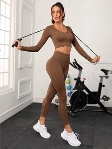 Detail von geripptem Yoga-Set mit V-Ausschnitt Langarm-Top und High-Waist-Leggings