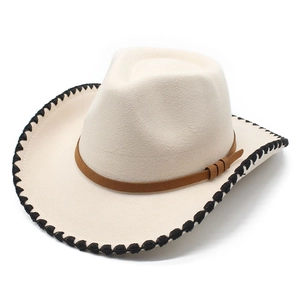 Chapeau de cowboy en feutre crème avec bordure noire et bandeau en cuir marron