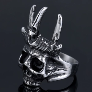 Retro punk skull ring with three long horns in vintage silver finish for a gothic look