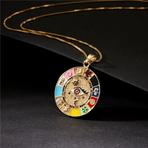 Goldene böhmische Halskette mit Evil Eye Anhänger und Glückssymbolen auf dunklem Grund