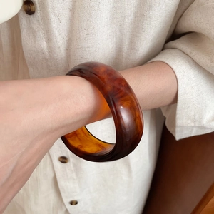 Detailansicht eines breiten Bernstein-Resin-Armreifens mit Retro-Schildpatt-Muster