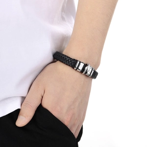 Bracciale minimalista da uomo in pelle nera intrecciata con chiusura magnetica argento